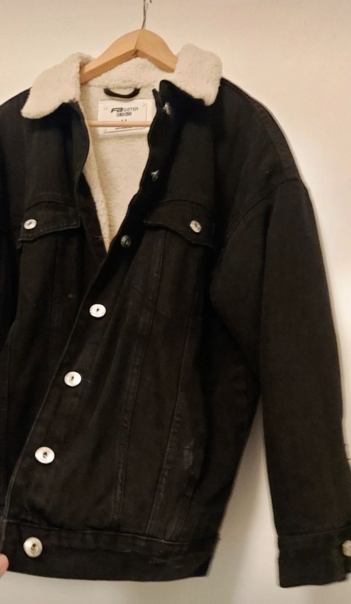 Veste Trucker Velours 90's
Consulter >
Sherpa -Noir
M/38 - photo numéro 3