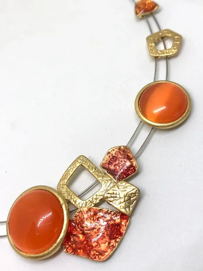Collier doré et orange