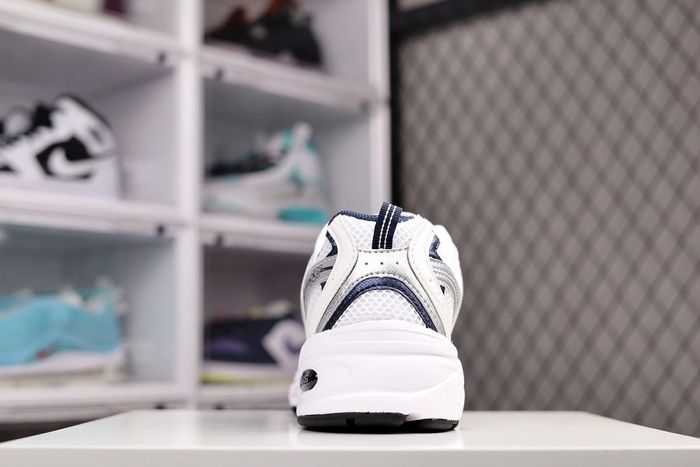 En stock : Baskets New Balance MR530. Un modèle prisé des célébrités et des blogueurs de mode en Eur - photo numéro 8