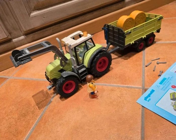 Grand tracteur  avec  remorque  et paille  playmobil  5121 - photo numéro 2