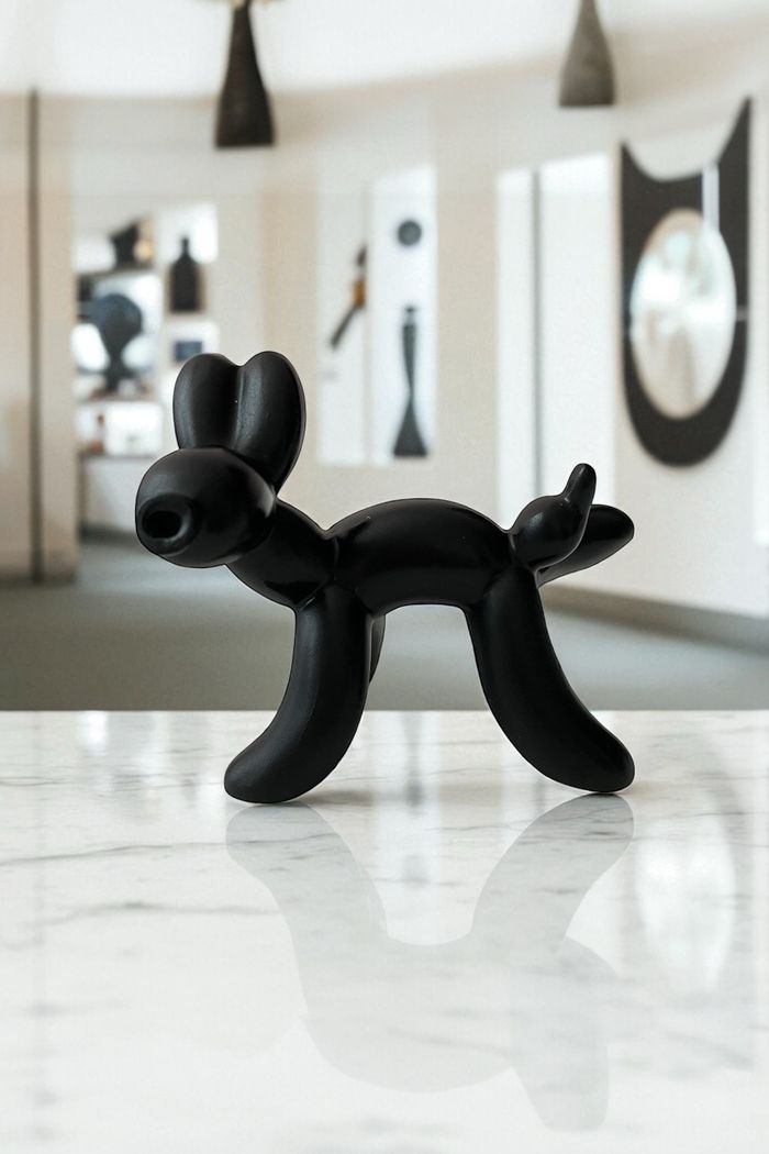 Figurine chien ballon noir en résine
