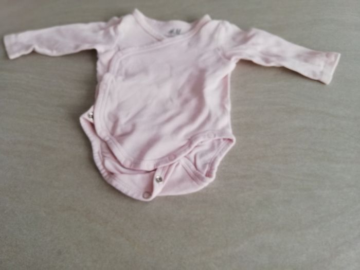 Lot fille 4 bodys et un bonnet 1 mois - photo numéro 4