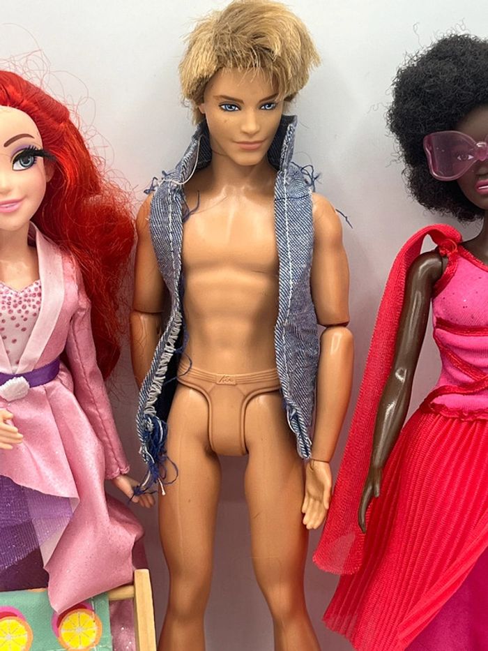 Lot 1 barbie+ 1ken + ariel, 20 vêtements et accessoires - photo numéro 3