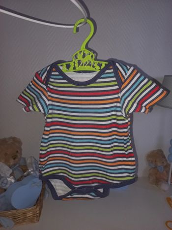 Body manches courtes Rayé multicolore garçon très bon état 6 mois