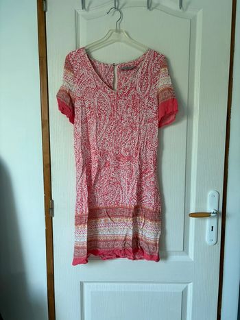 Robe blanche et rose à motifs