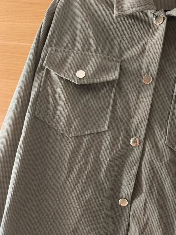 Sur chemise - photo numéro 2
