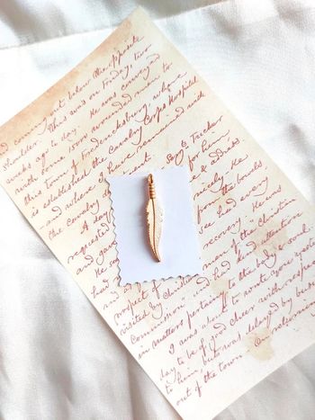 magnifique pendentif plume couleur doré