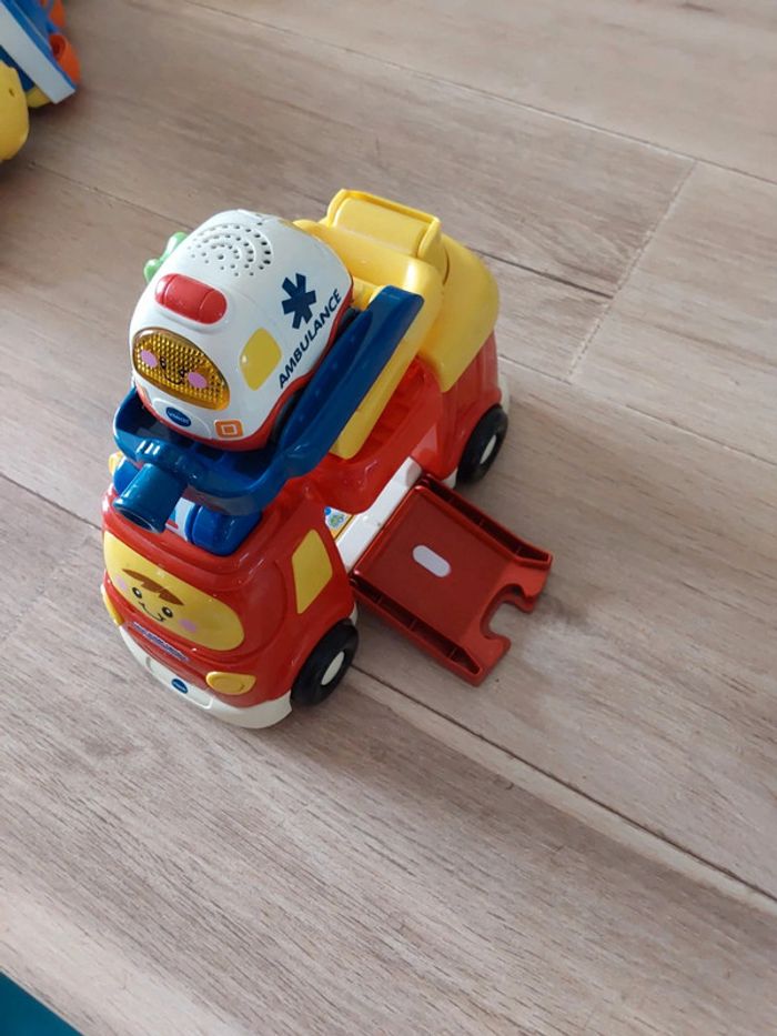 Camion tut tut ambulance - photo numéro 2