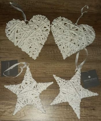2 cœurs et 2 étoiles de décoration atmosphera blanc 
Cœurs 19x20 cm 
Étoiles 22x20 cm