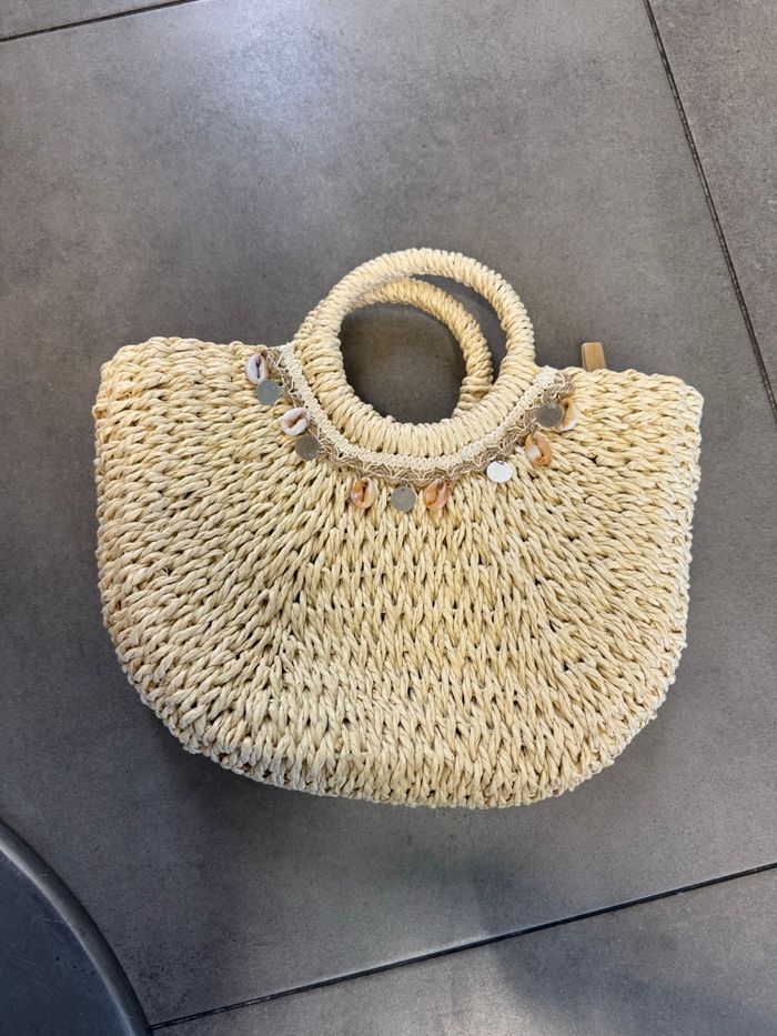 Sac panier en osier avec anse et coquillages