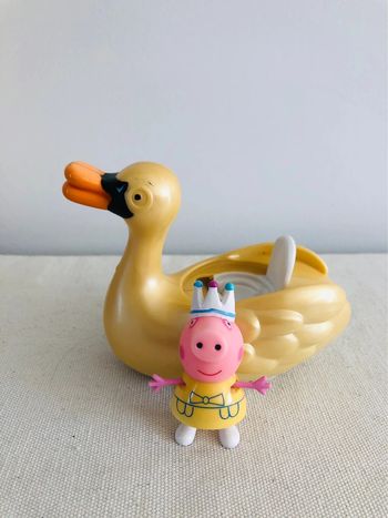 Peppa pig princesse et son cygne roulant doré
