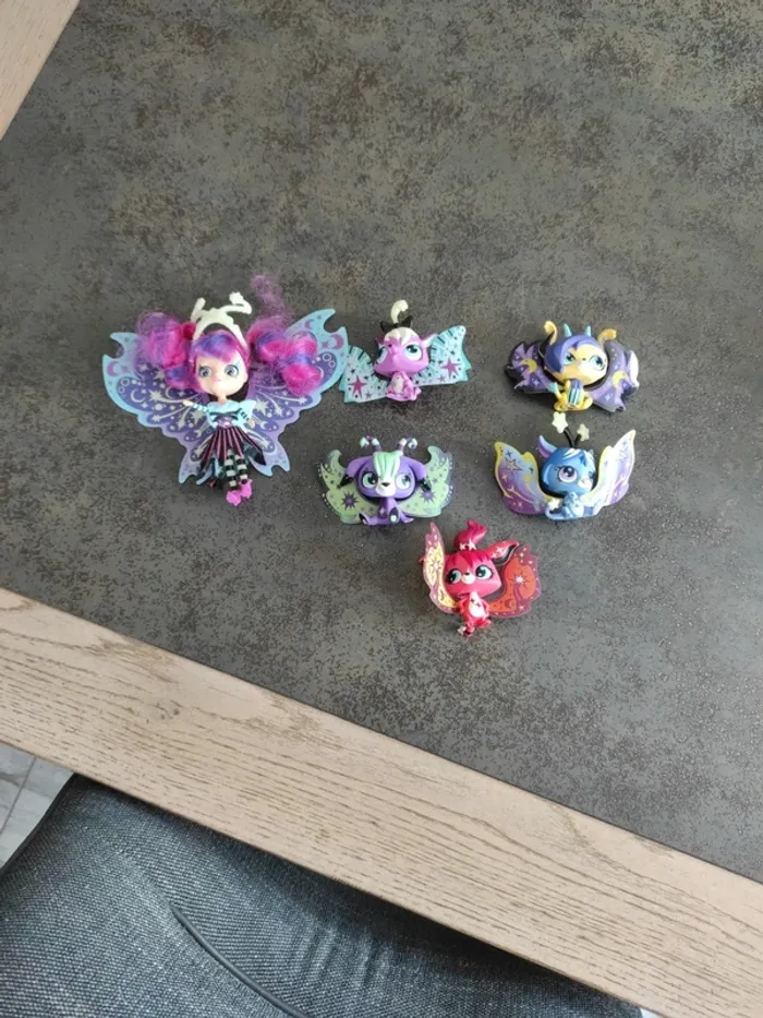 Lot poupée et ses Petshop