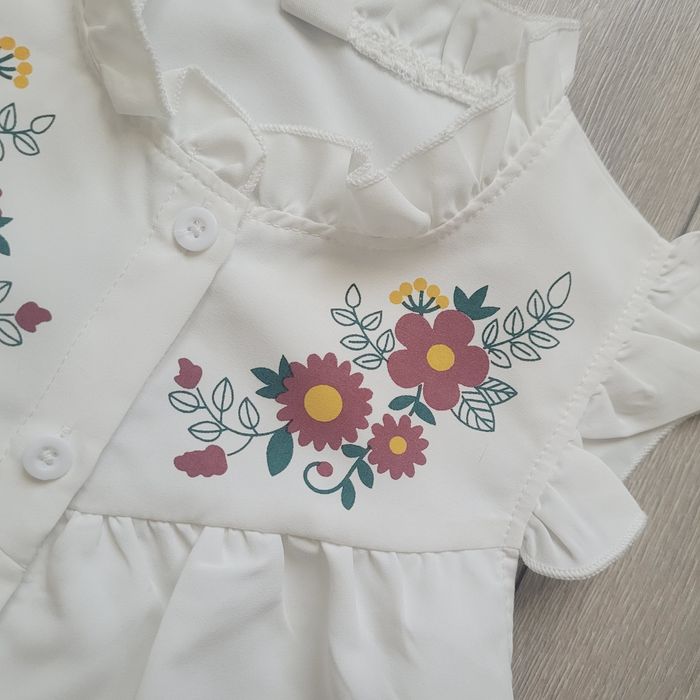 Très belle chemise sans manche crème clair à fleurs. Fille 8 ans. Marque Shein - photo numéro 2