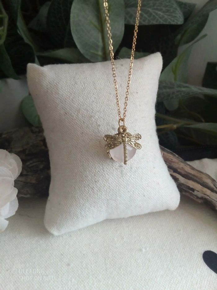 Collier quartz rose libellule