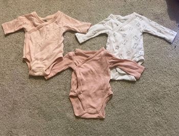 Lot bodies bébé 1 mois