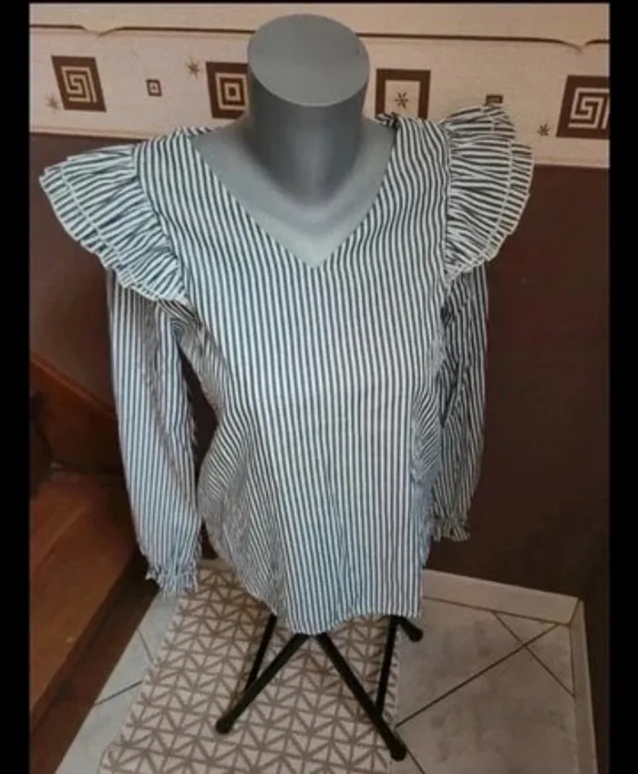Superbe blouse à volants 38