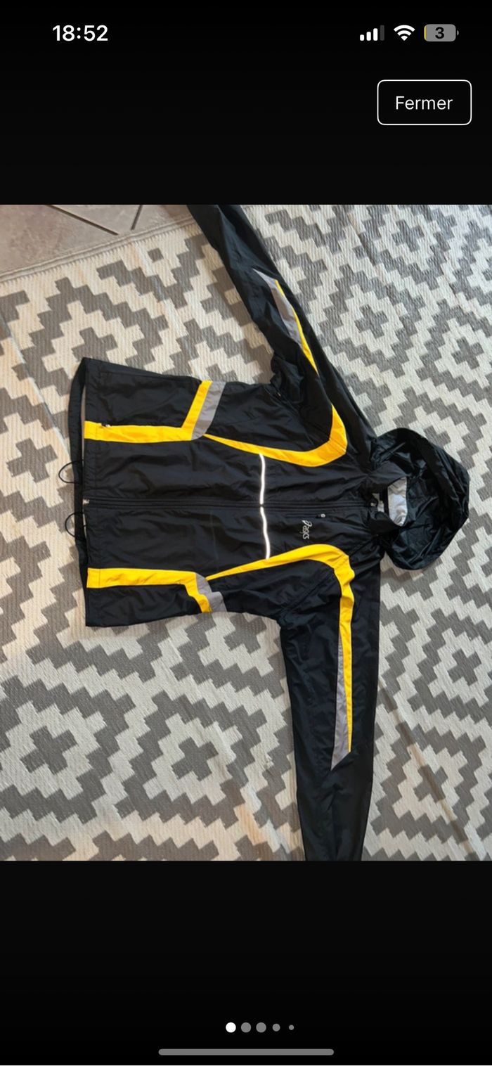 Veste ASICS qui peut se porter en doudoune sans manches
