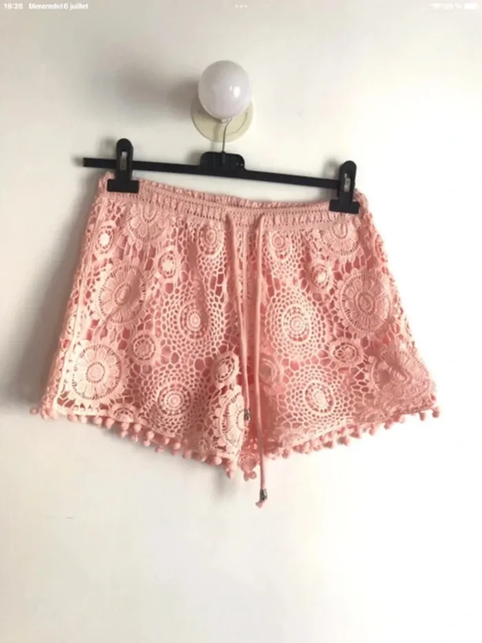 Short en dentelle fleurie rose taille 34/36