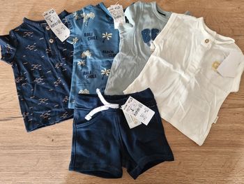 Lot de 4 t-shirts et 1 short neufs 6 mois