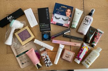Lot produit de beauté et 2 pochettes