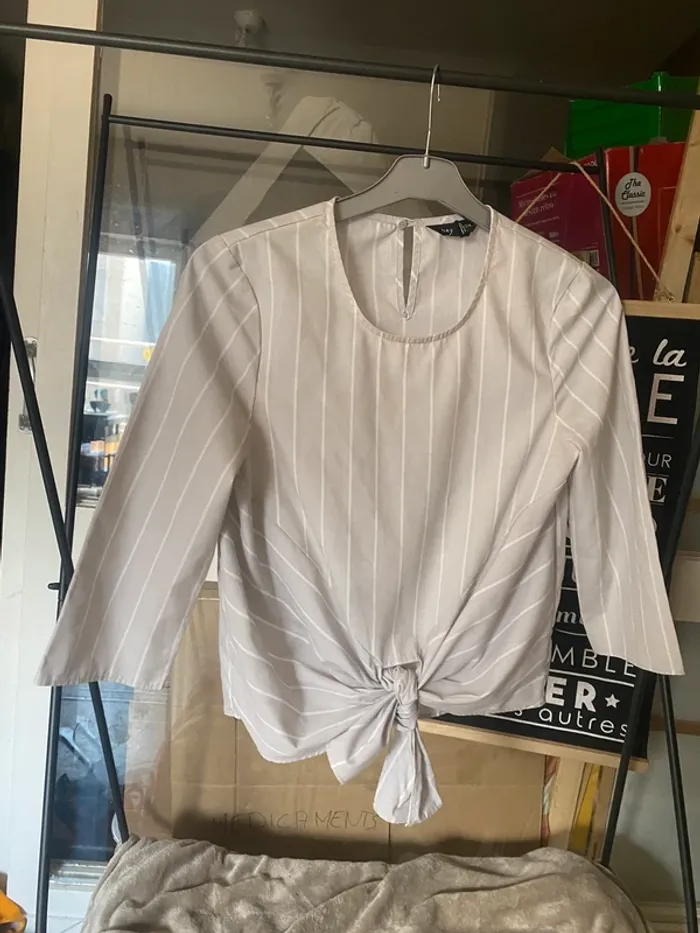 Chemisier gris et blanc