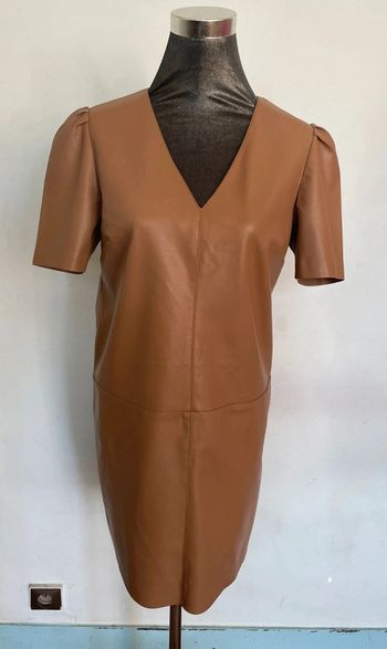 Jolie robe en similicuir couleur camel.