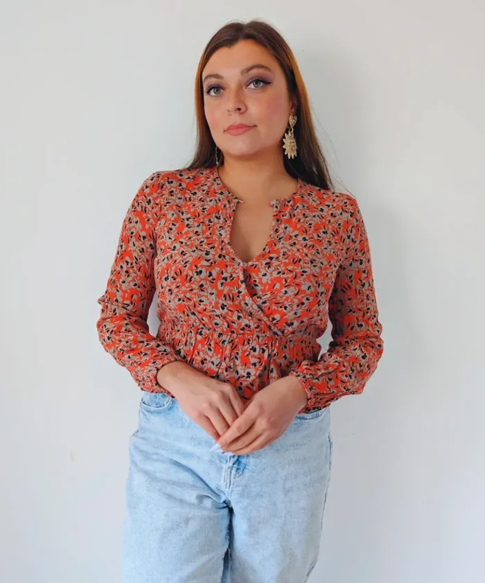 Blouse manches longues péplum rouge fleurie décolleté ajustable tendance et moderne Kookaï Taille 36 - photo numéro 5