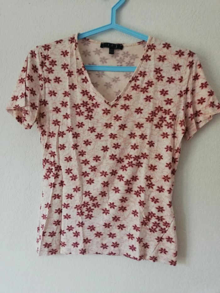 Tee-shirt très léger col V motif fleurs étoiles t. 34/36 de 1.2.3