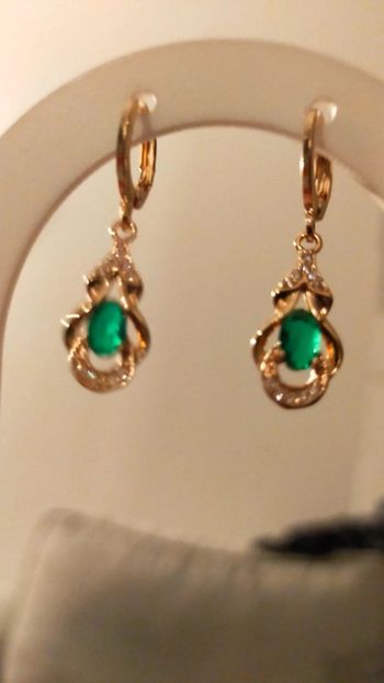 Boucles d'oreilles dorées, cristaux verts, femme