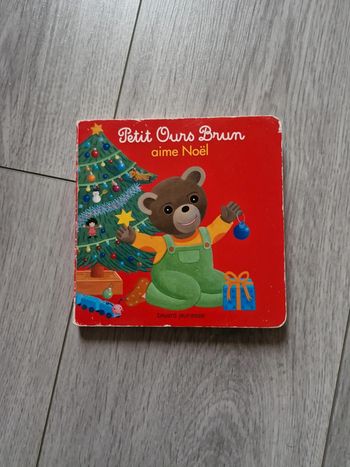 Petit ours brun aime Noël