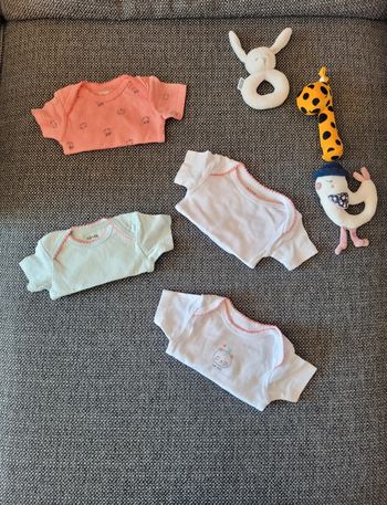 Lot 4 bodies manches courtes fille 3 mois