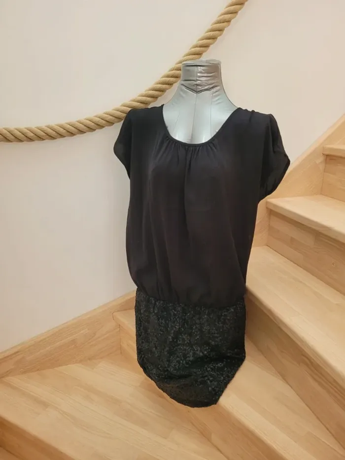 Robe noire satinée à sequins taille 38 - photo numéro 4