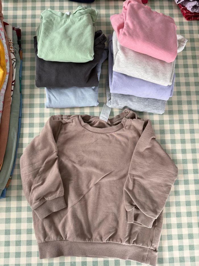 Lot de 14 sweats et 9 pantalons enfant taille 86/92cm - photo numéro 2