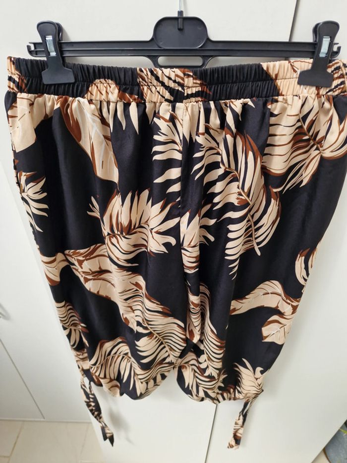 Pantalon Corsaire Noir Fluide Court Imprimé Feuillage Beige Marron - photo numéro 5