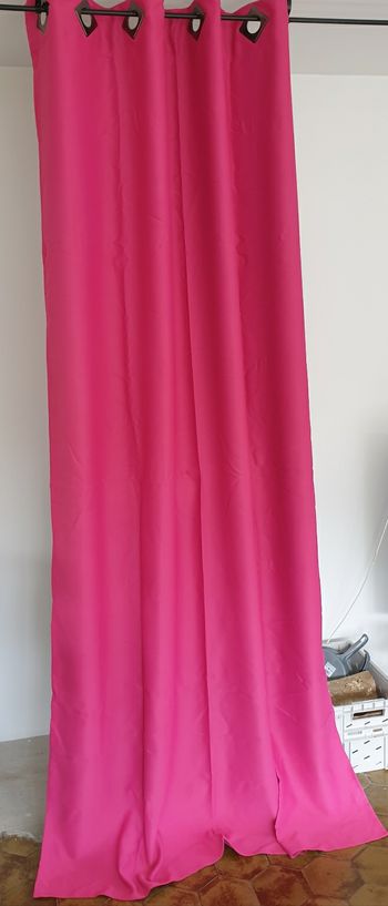 Rideau occultant a oeillets rose