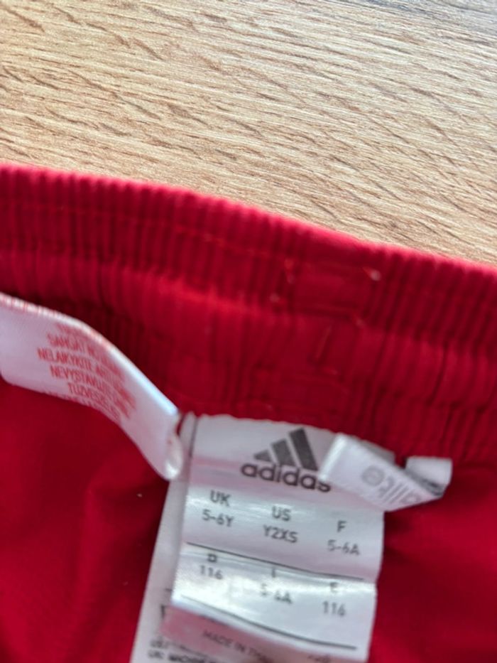 Short sport rouge Adidas taille 5 6 ans - photo numéro 2