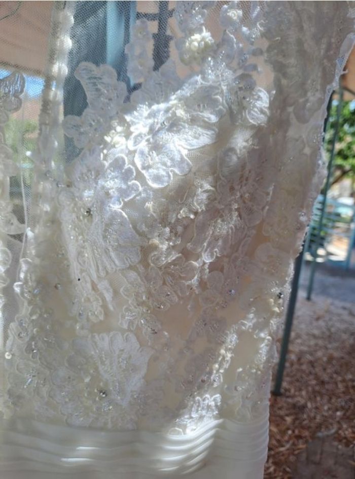 Robe de mariée avec jupon cerceau et voile brodé - photo numéro 10