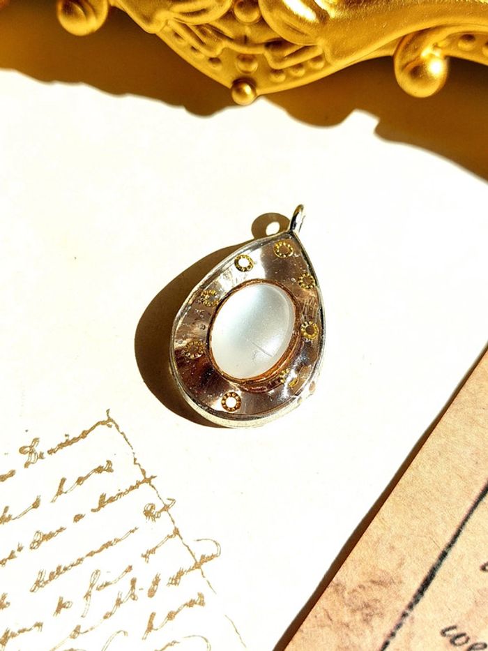 Magnifique pendentif en résine pierre de lune - photo numéro 5