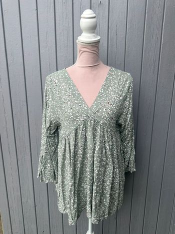 Blouse été légère décolleté col V manches longues fleuri verte blanche