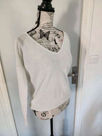 Très joli Pull Blanc col V de chez Bonobo et de taille 36
