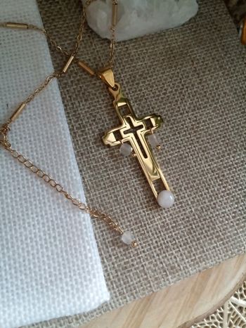 Collier pendentif croix d'Auvergne acier et pierres de lune