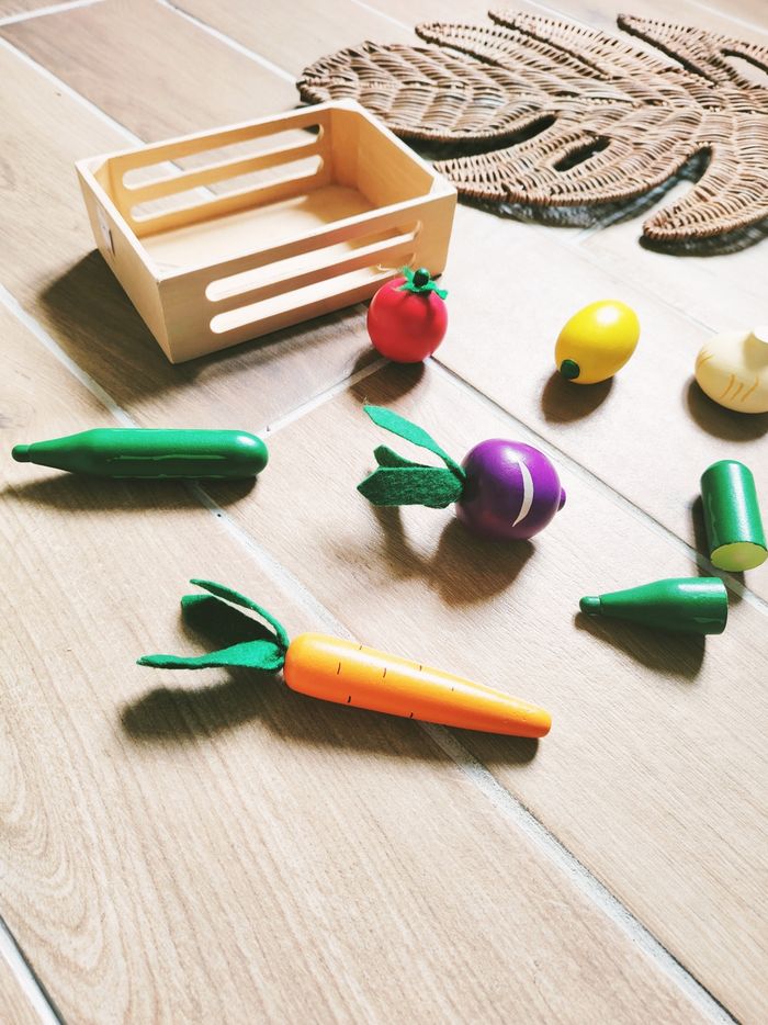 🥬Dinette cagette marchand(e) de légumes en bois et feutrine marque Vertbaudet - photo numéro 2