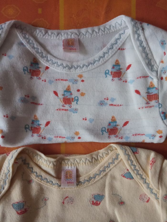 Lot de 3 BODYS (manches courtes) en taille 6 mois - photo numéro 3