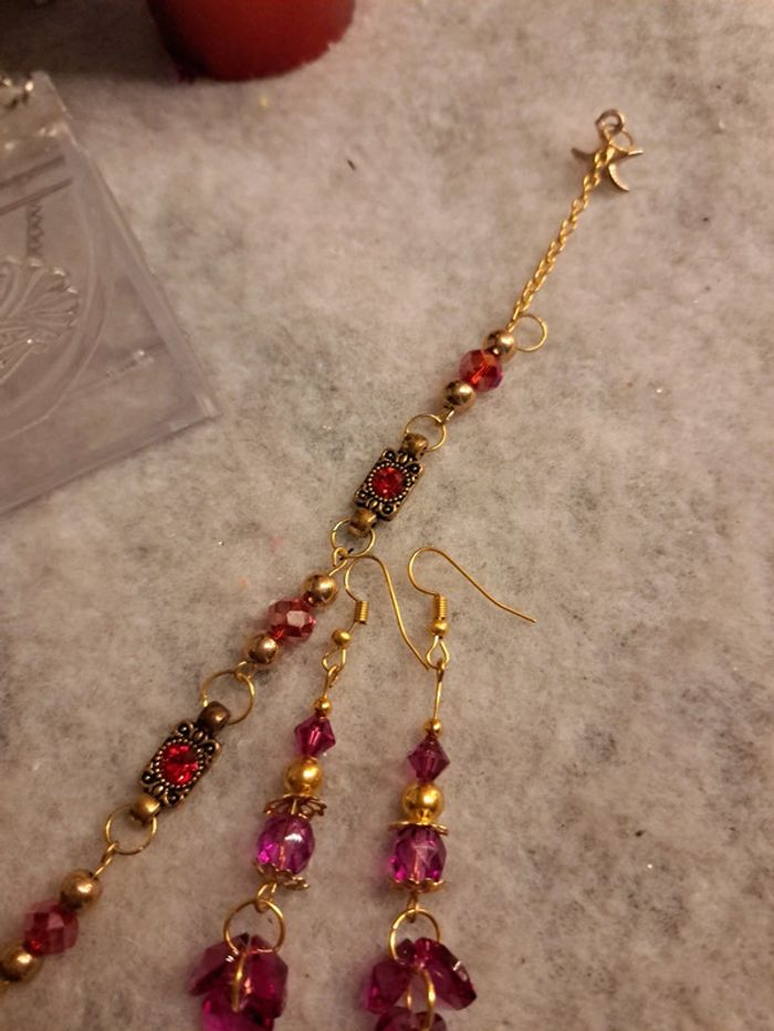 Bracelet rouge et doré avec boucles d'oreilles cœurs en verre rose - photo numéro 5