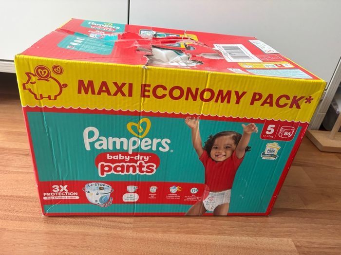 Couches pants Pampers taille 5 neuf