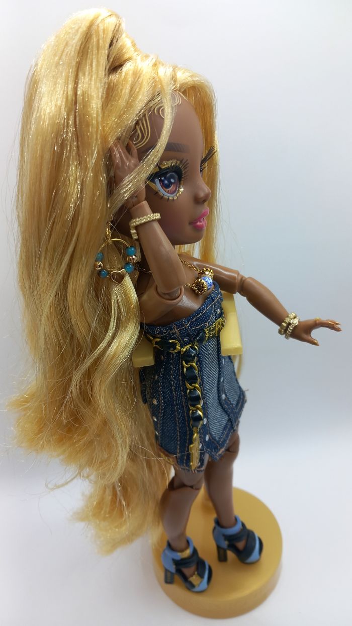 Poupée rainbow high Meline custom avec accessoires et tenues - photo numéro 6