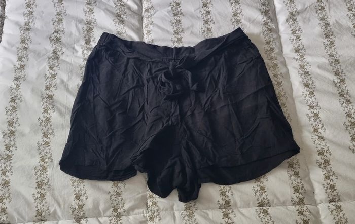 Short noir fluide