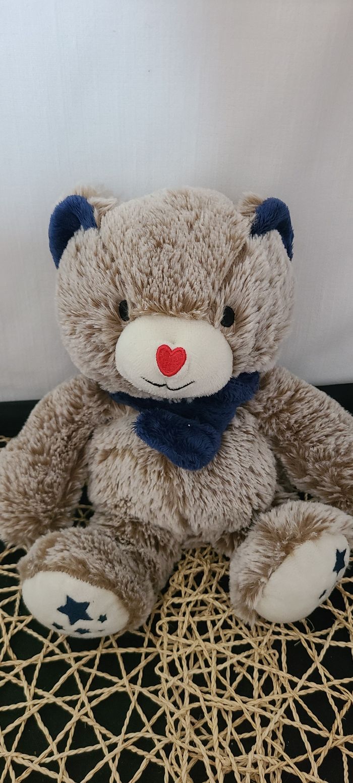 Peluche ours FRANCOISE SAGET gris écharpe bleue nez en coeur assis - photo numéro 5