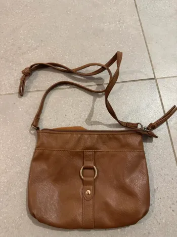 Sac à bandoulière marron atmosphere, 22*17cm, bon état mais il y a des traces