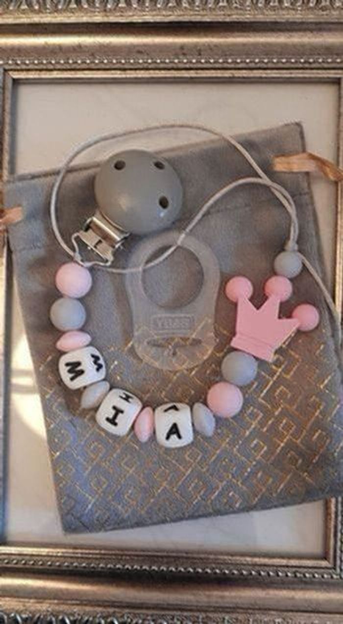 Attache tétine personnalisé avec adaptateur et pochette cadeau